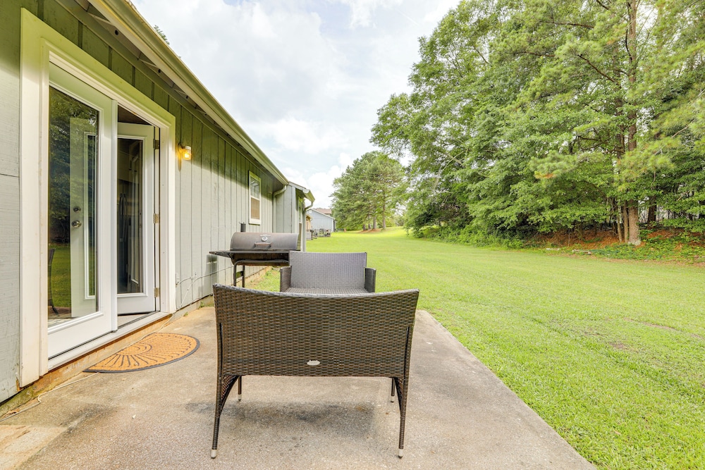 Ping-pong & Pool Table: Peaceful Stonecrest Escape
