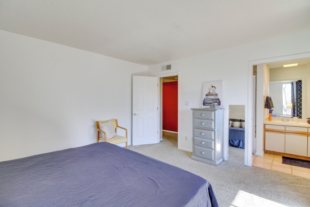 1 Mi to Unm: Convenient Albuquerque Townhome!