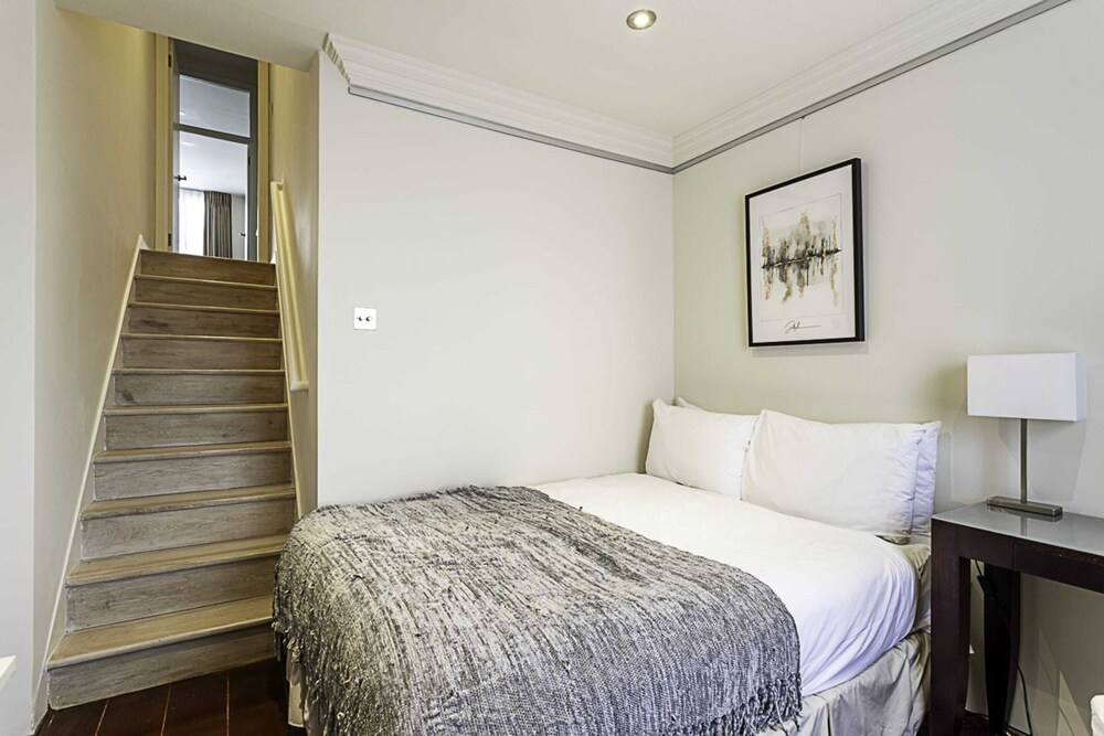 Cosy Kensington Two Bedroom Flat view 2