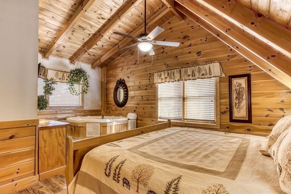 Er101 - Heavenly Hideaway Great Location - Close To Town! 6 Bedroom Cabin by RedAwning view 4