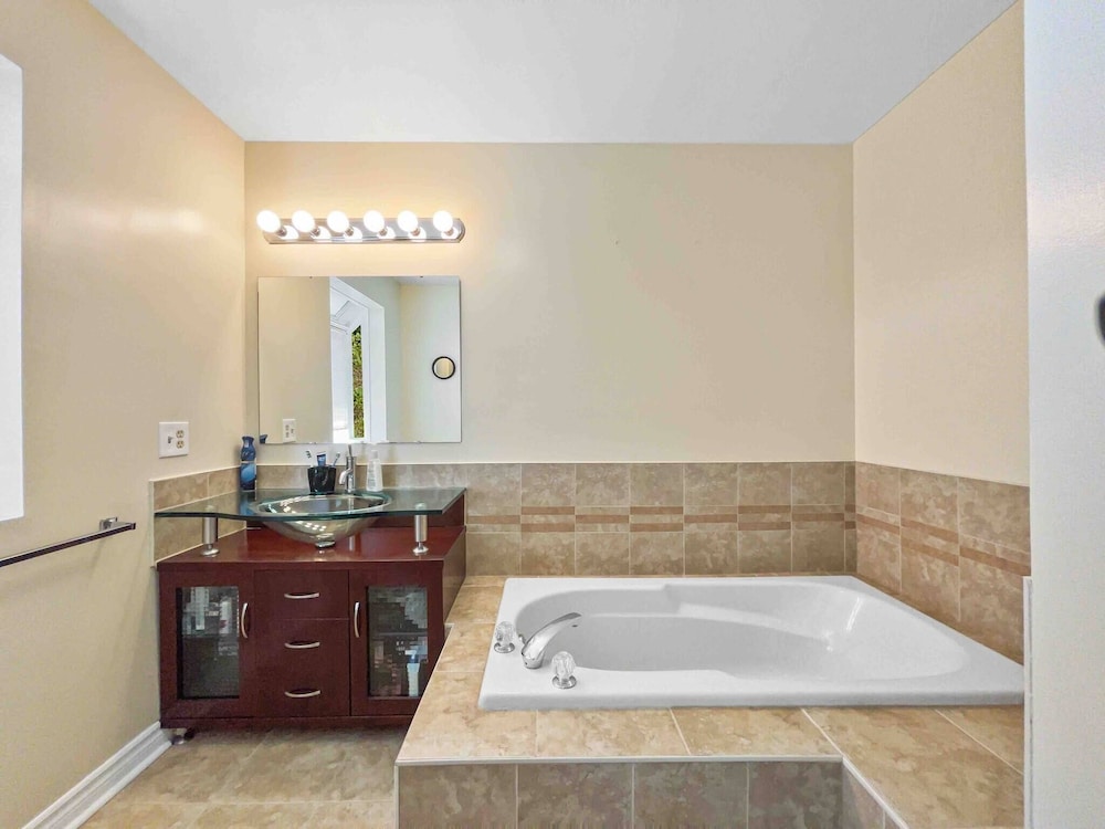 Spacious Family Home Close To Downtown With King Bed Num1