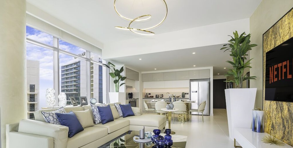 LUX The Marina Vista Beachfront Suite 3