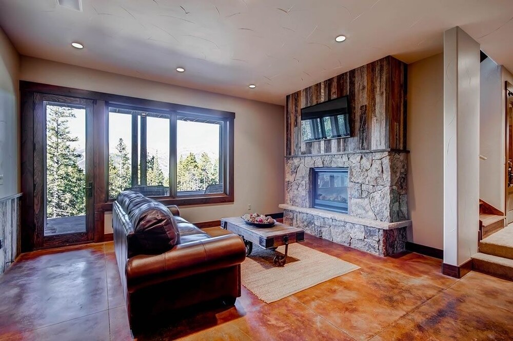 Three Sisters Lookout 5 Bedroom Home