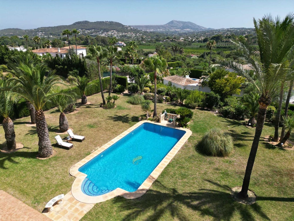 Mozamb in J vea With 4 Bedrooms and 3 Bathrooms