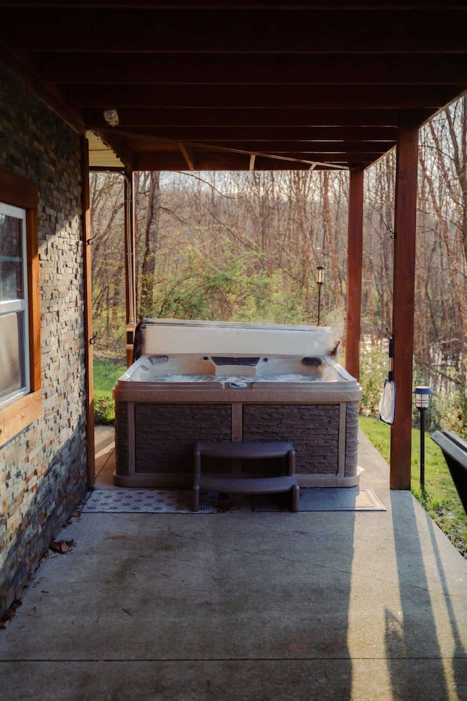 Cozy Cabin With Hot Tub - Near all in Hocking Hills