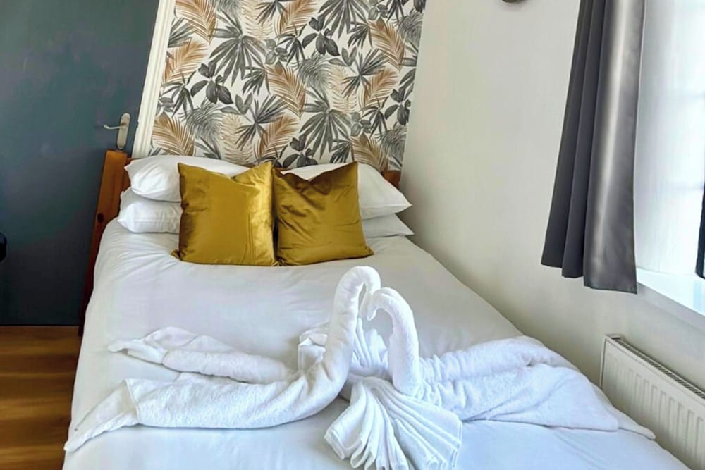 3 Bed Flat - Sleeps 8 - Parking - Wifi