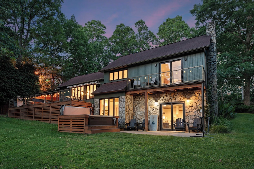 Shady Daze: Waterfront Home w/ Deck, Hot Tub & Lake Views