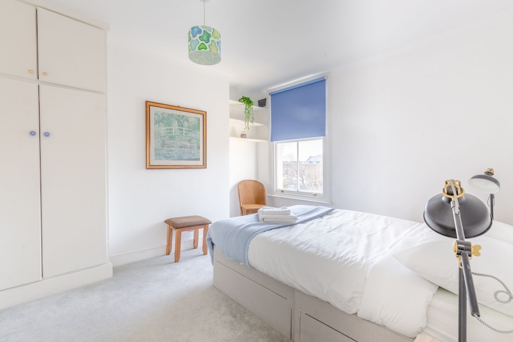 Spacious 3 Bedroom Flat in Brixton