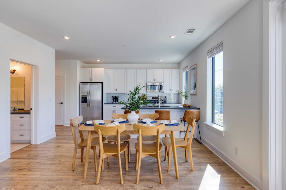 13 Modern Condos Near Downtown Nashville 26 Total Bedrooms, Sleeps 90 The Heights by Avantstay
