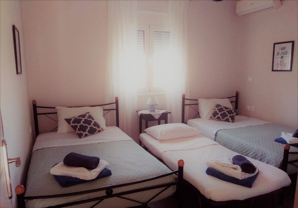 Gennadi Serenity House -beachfront Villa