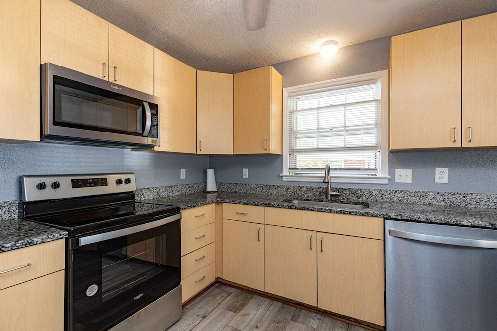 Cozy 3BR Home Patio Grill Free Parking Wi-fi - Property Image 11