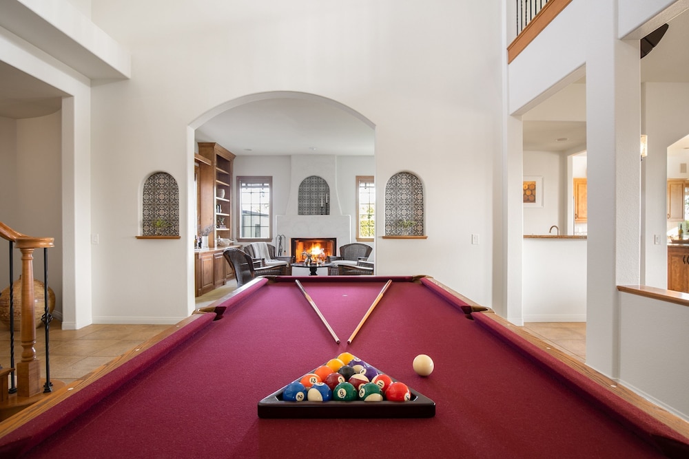 Villa Verdot by Avantstay Spectacular 6 BR Estate w Pool Hot Tub Tennis B-ball Courts