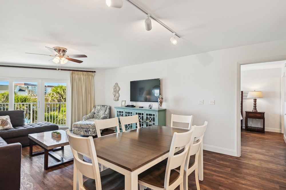 Seacrest 301B is a 2 BR Gulf front on Okaloosa Island by RedAwning view 5