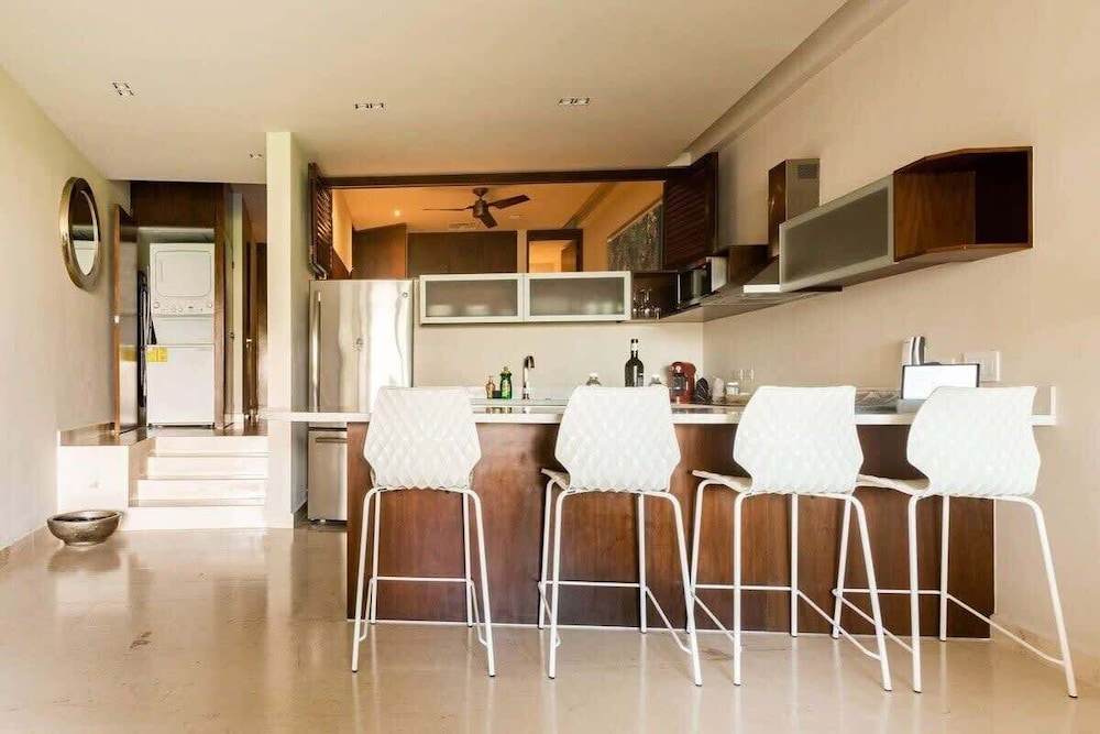 1 Br. Steps From the Beach Roof W/ocean View