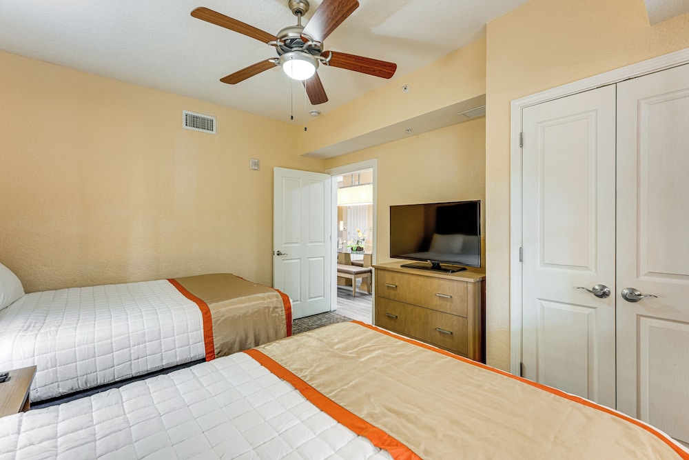 Poolside Bliss & Theme Park Thrills: Orlando Oasis