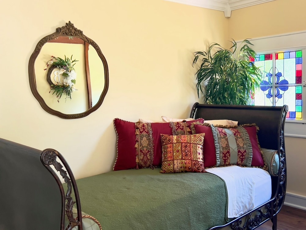Benefield House Bed & Breakfast