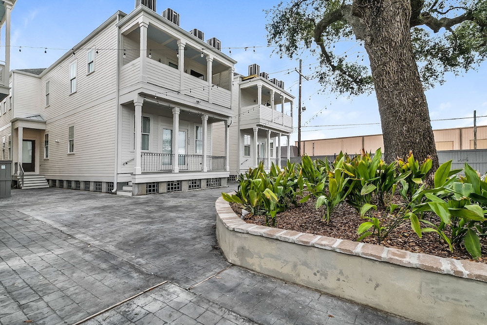 Residences Du Carondelet by Hosteeva