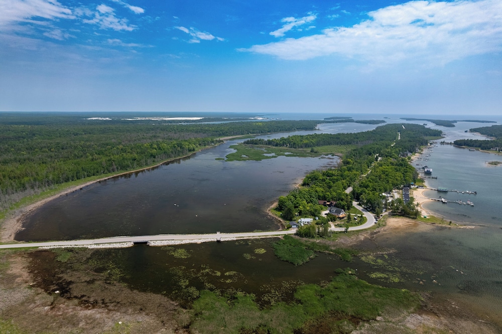 Les Cheneaux Islands Cabin 4 w/ Deck: Pet Friendly