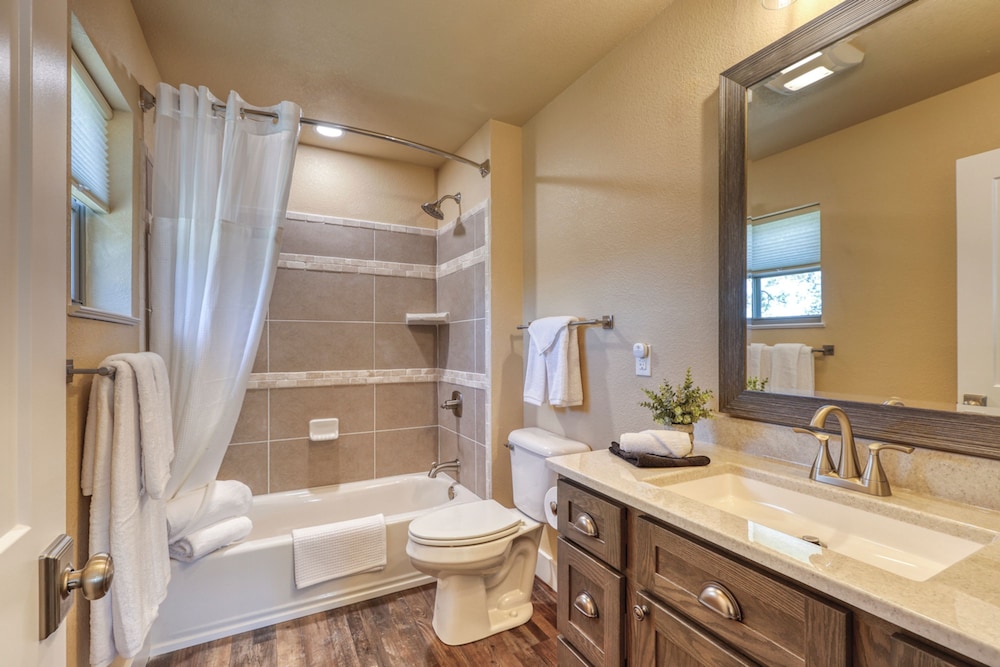 Modern Condo Near BH Attractions-garage Parking