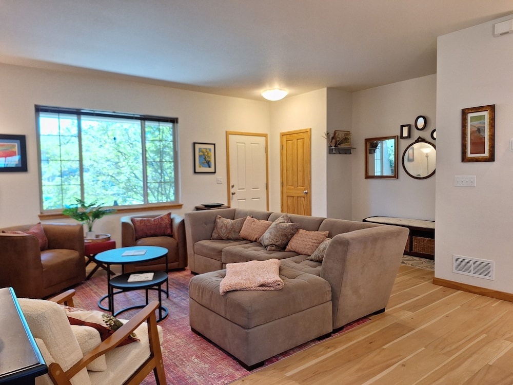 Rigden Retreat Garage, Dog Friendly, Near Trails