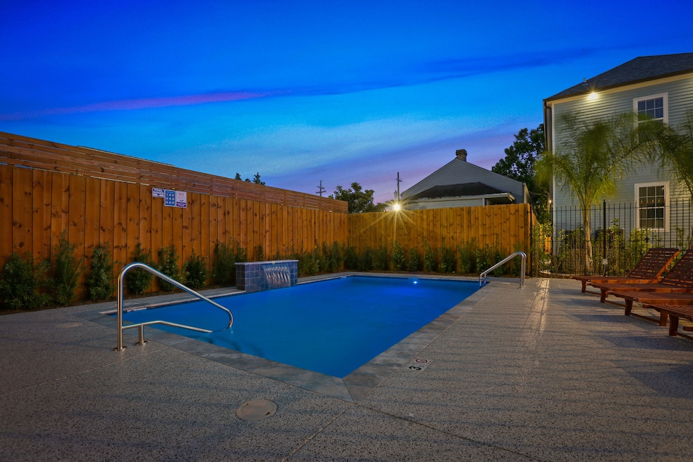 Stunning Modern and Fully-Upgraded 5 BR with Pool - Image 2