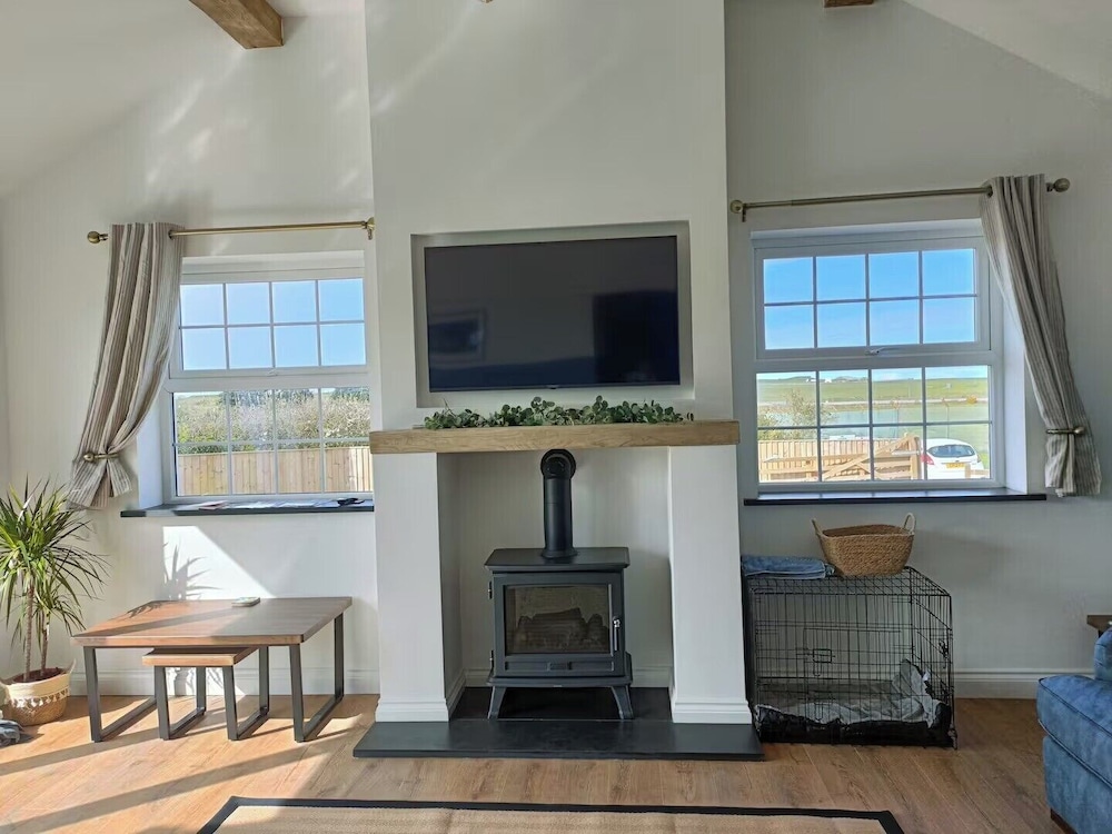 2-bed Coastal Cottage - Sleeps 4 - Pet Friendly