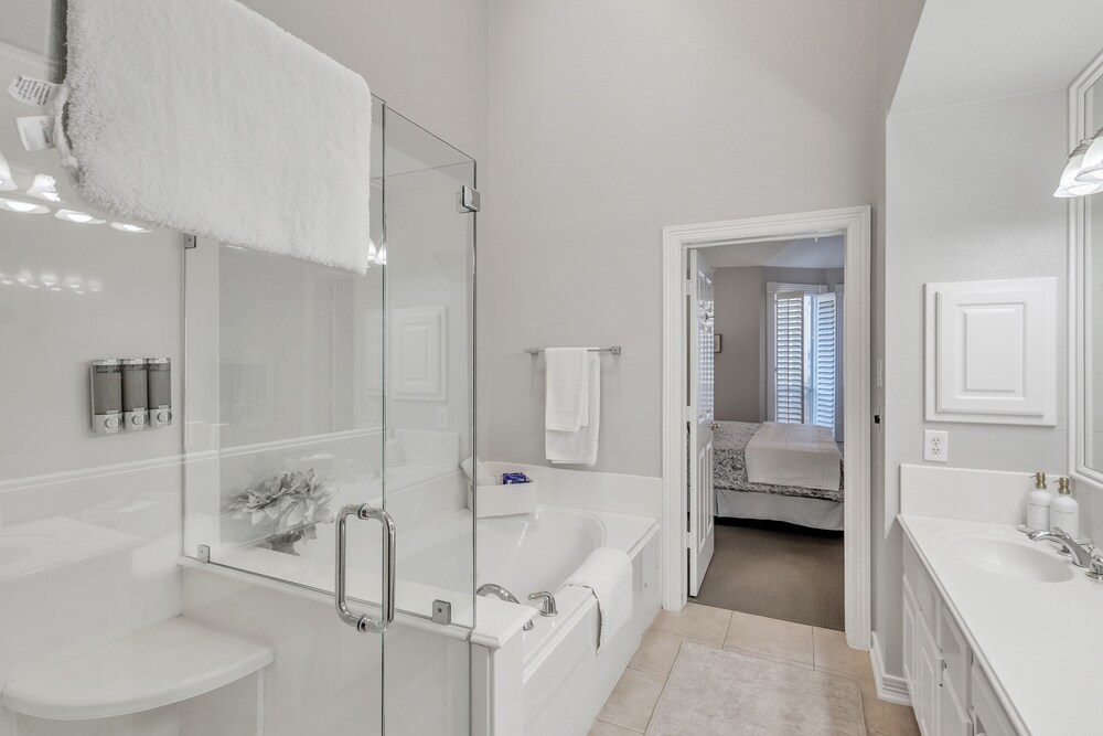 Spacious Urban Uptown Retreat 3 Bedroom Townhouse