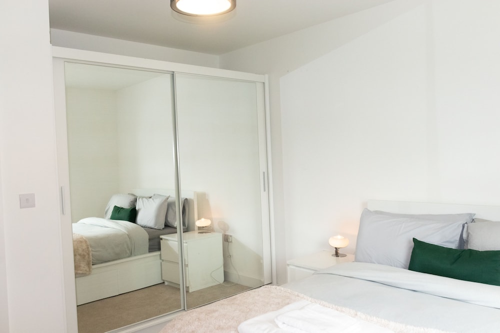 Livestay - 1bed Apt Private Building Free Parking view 3