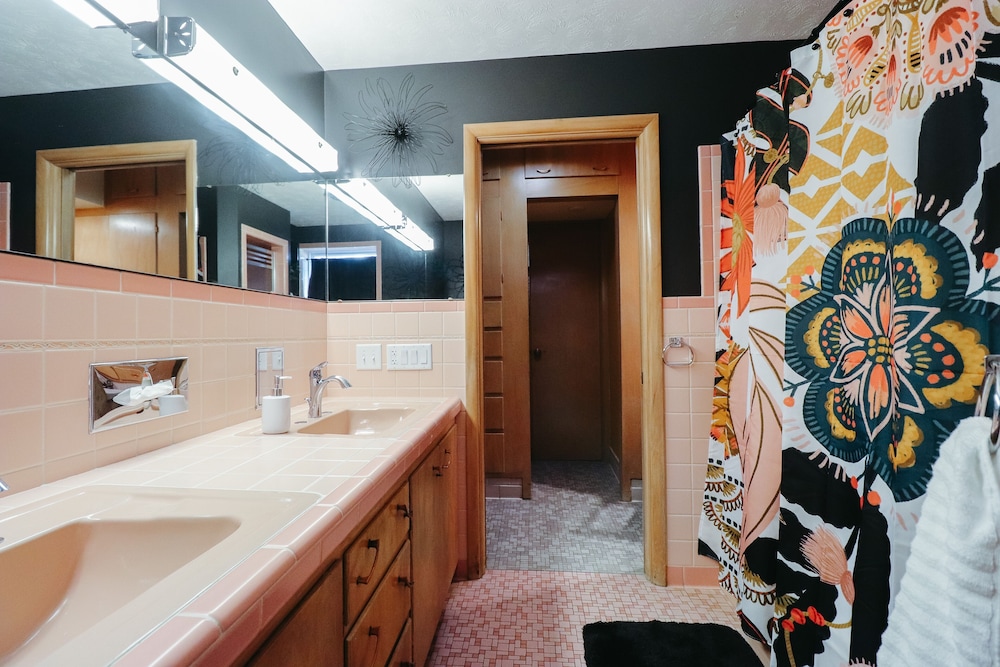 Omaha Vacations - Charming Omaha Retreat - Near Zoo  Downtown 3 Bedroom Home by RedAwning - Property Image 10
