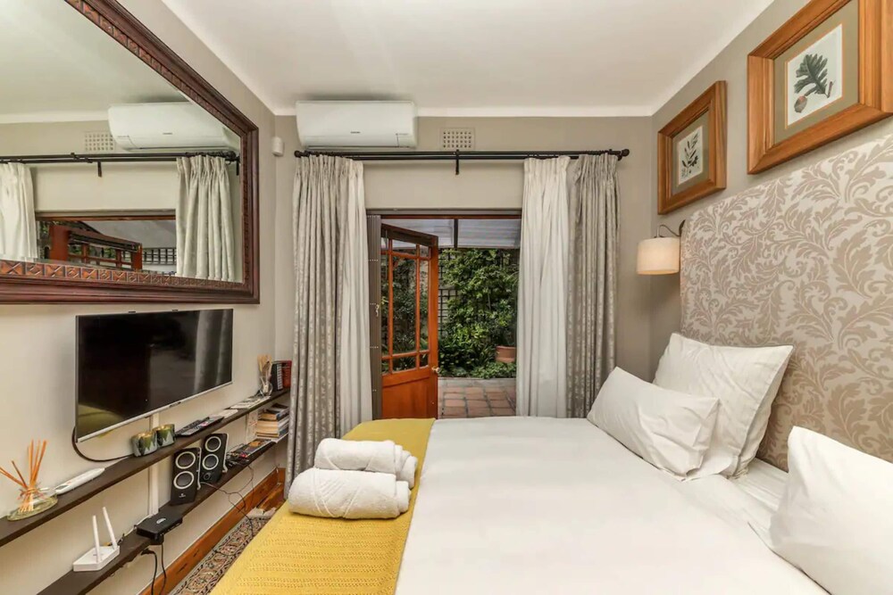Vintage Apartment With a Peaceful Garden view 5