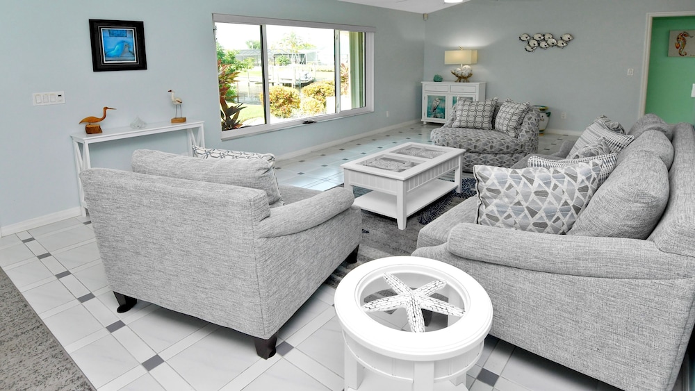 Love Bird Canalfront Villa Lounge Terrace Heated Pool pet Friendly