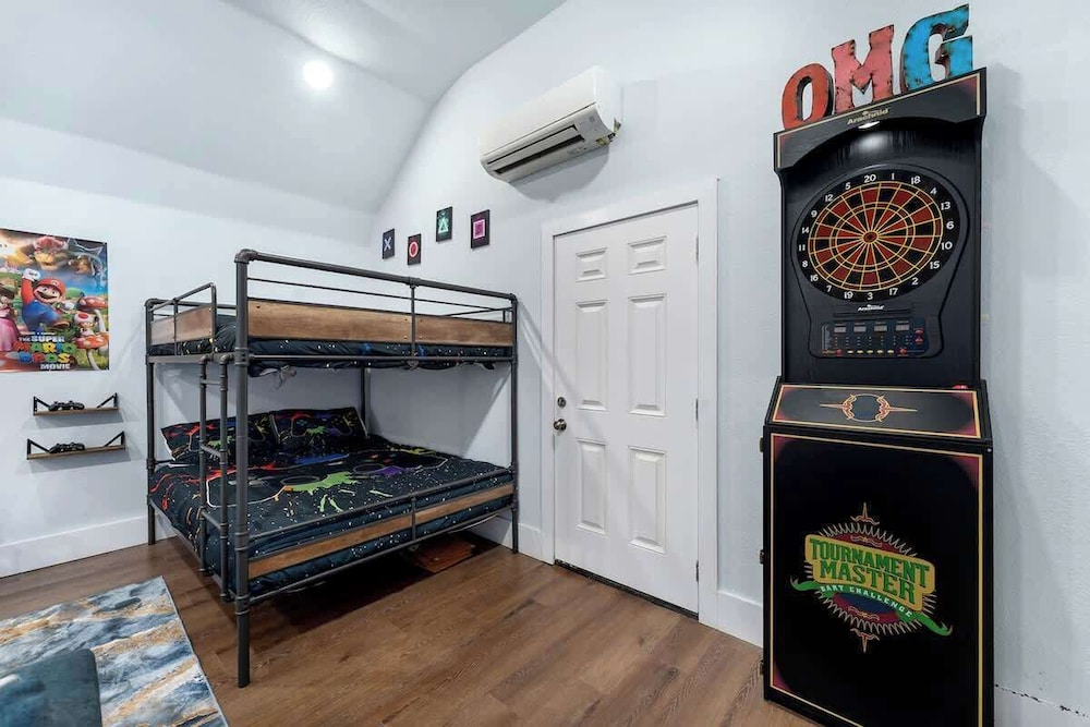 Terracotta Retreat/ Sleeps 30!