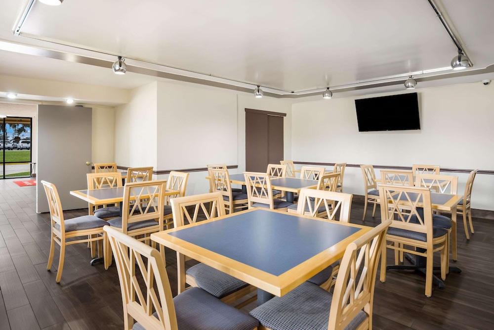 Econo Lodge Live Oak - Property Image 16