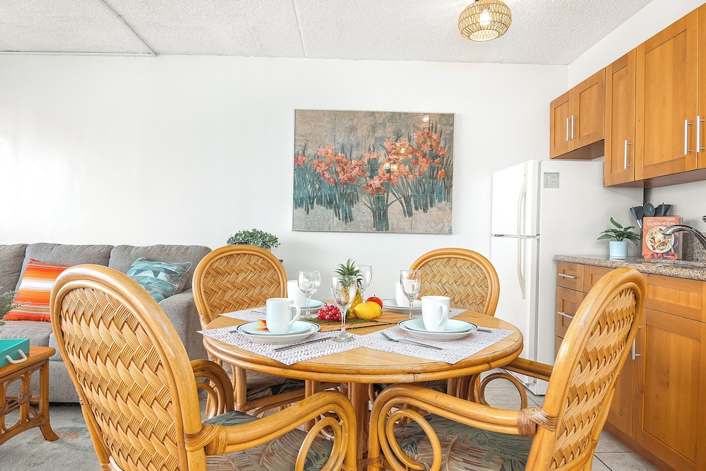 High Floor Ocean View Condo (King Bed and Parking): dining photo