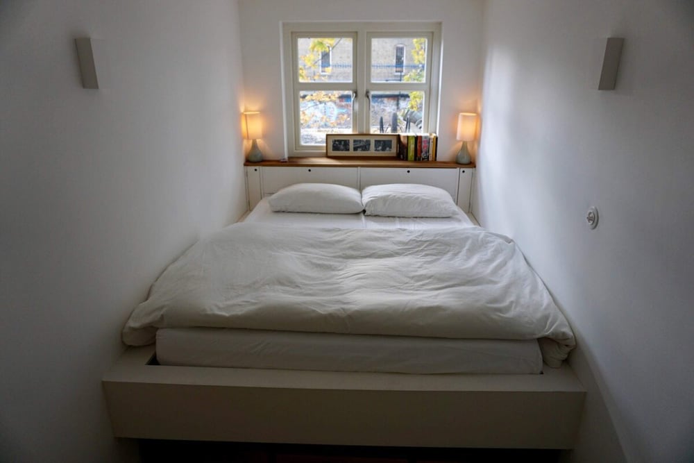 Beautiful Canalside 1-bedroom Flat With Terrace