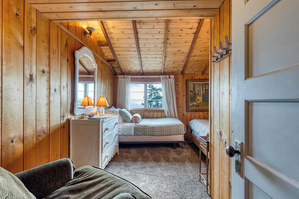 Maxwelton Aerie Bluffside Retreat w/ Sweeping Puget Sound Views + Firepit