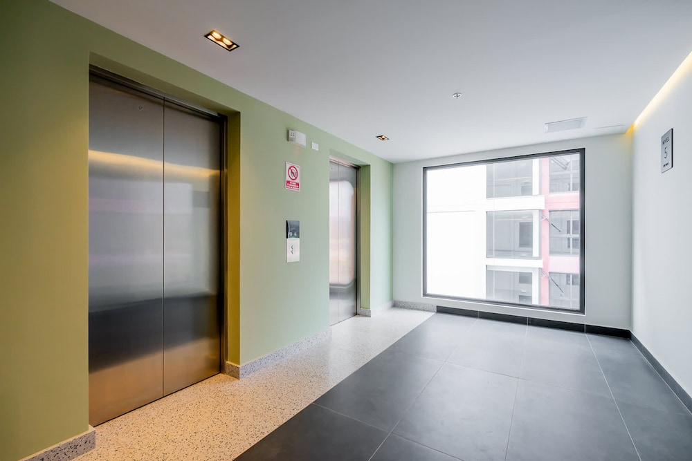 w Trendy 2BR w Balcony in the Heart of Centriqo