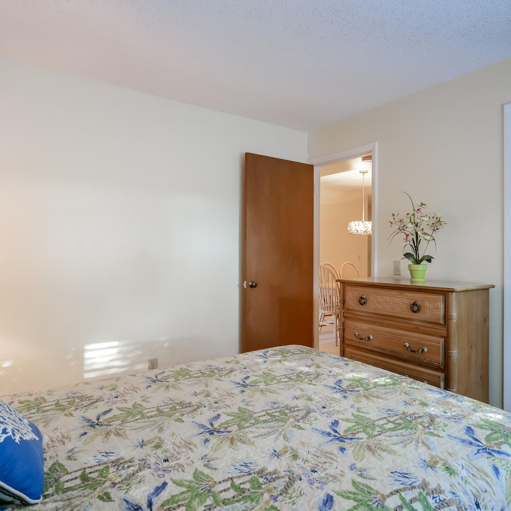 Sc162 - Beautifully Updated 3 2 Corner Close to Pool Beach Access view 4