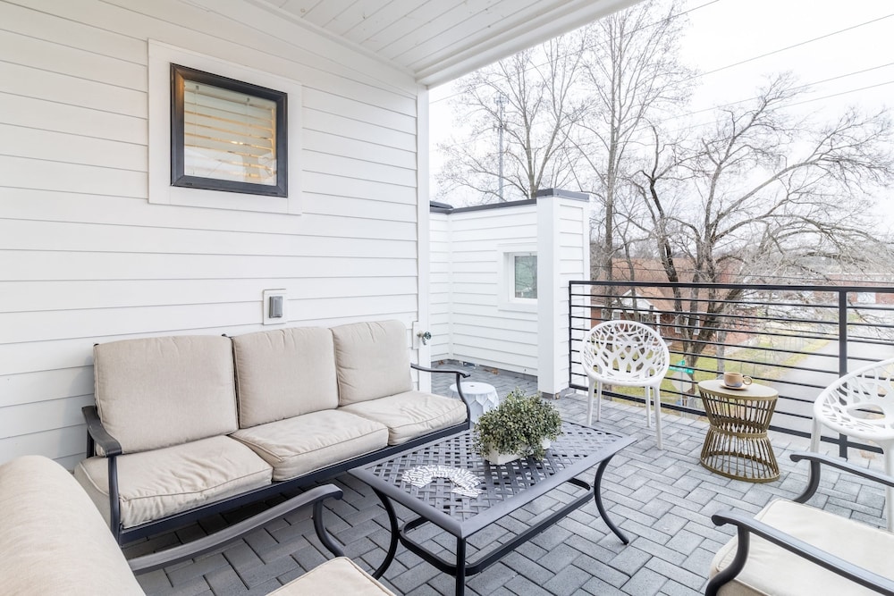 Monty by Avantstay 4bdr 4BA Balcony w Outdoor Seating 5mins to DT