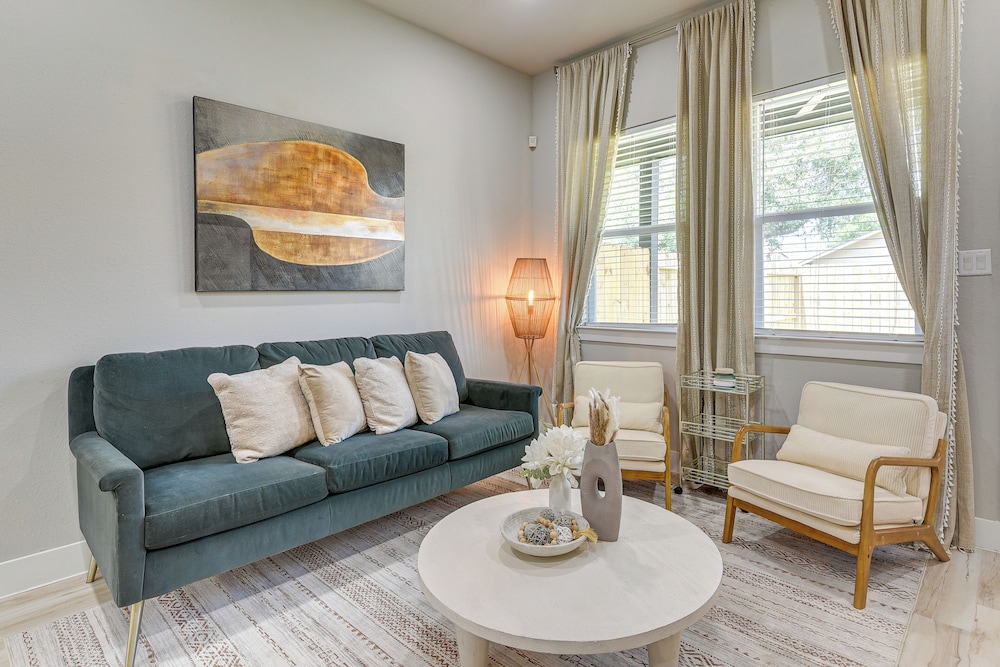 Private Patio & Yard: Houston Retreat Near Golf!