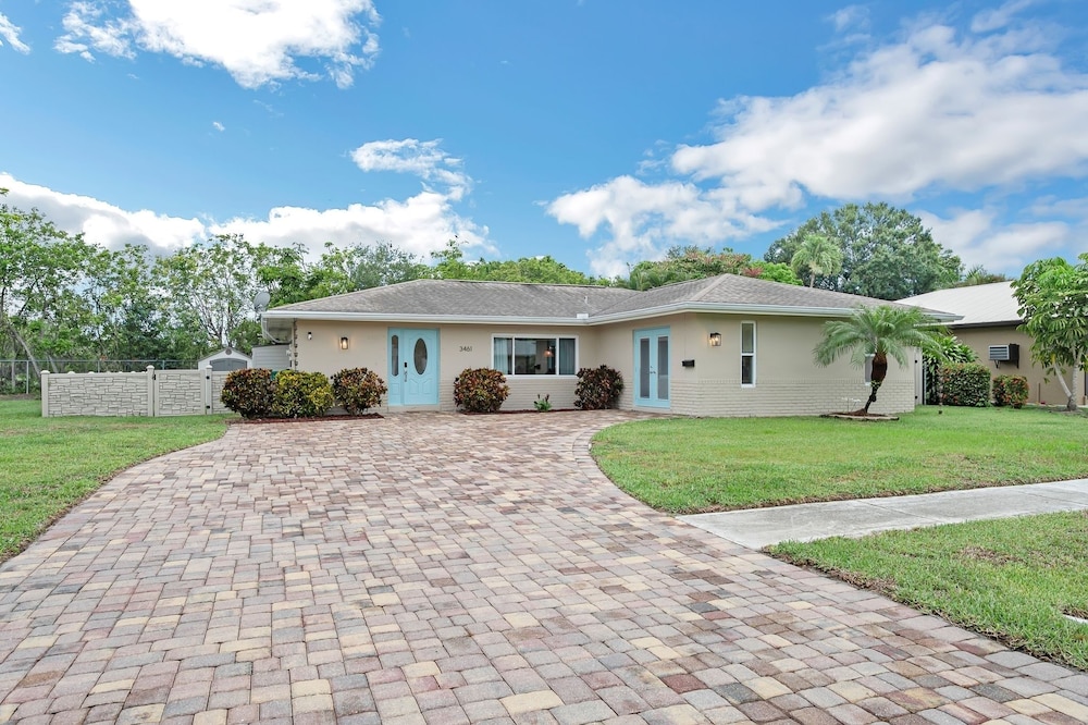 Naples Henrie Hideaway - Private Pool, Pet Friendly 12 Mins From Beach & Downtown 3 Bedroom Home