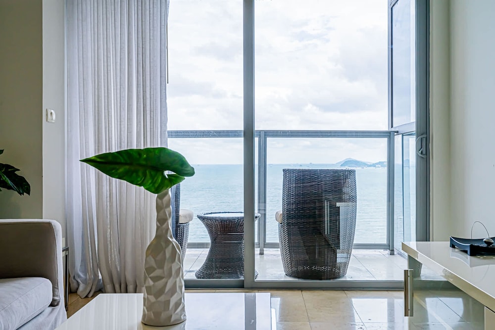 w Prestigious 1BR w Fantastic Balcony in YOO