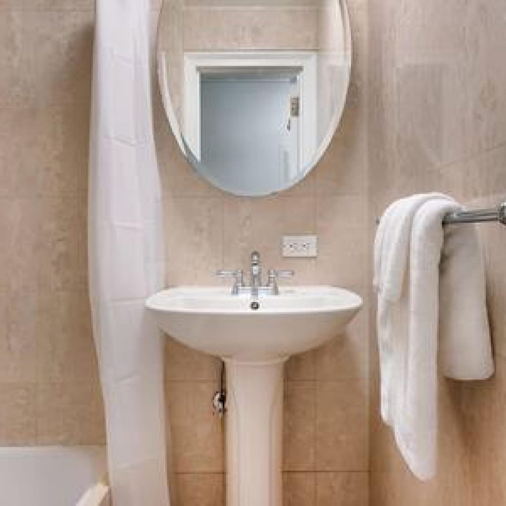 73-201 New 1BR 1bth UWS Doorman Gym