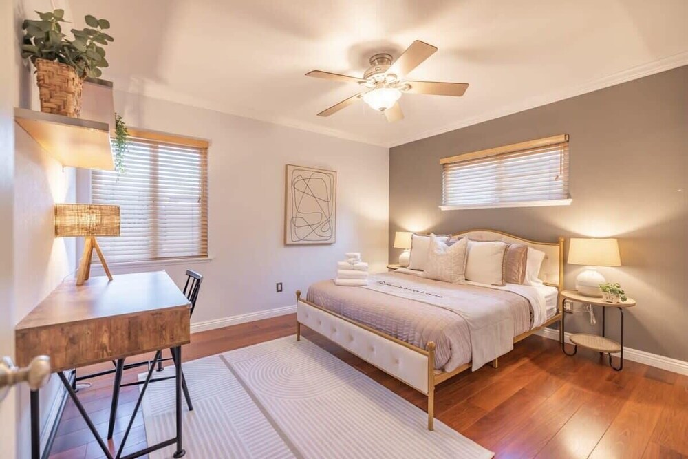 Marbella Lane - Charming 4BR Bungalo for Relaxing Retreat