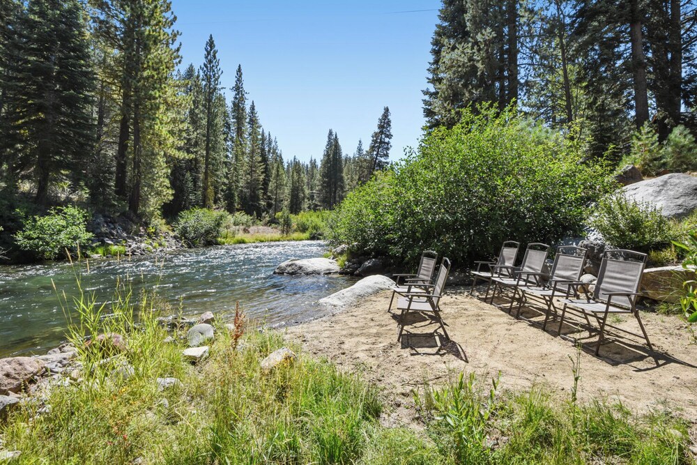 Joy on the River Stunning Waterfront Home for 10