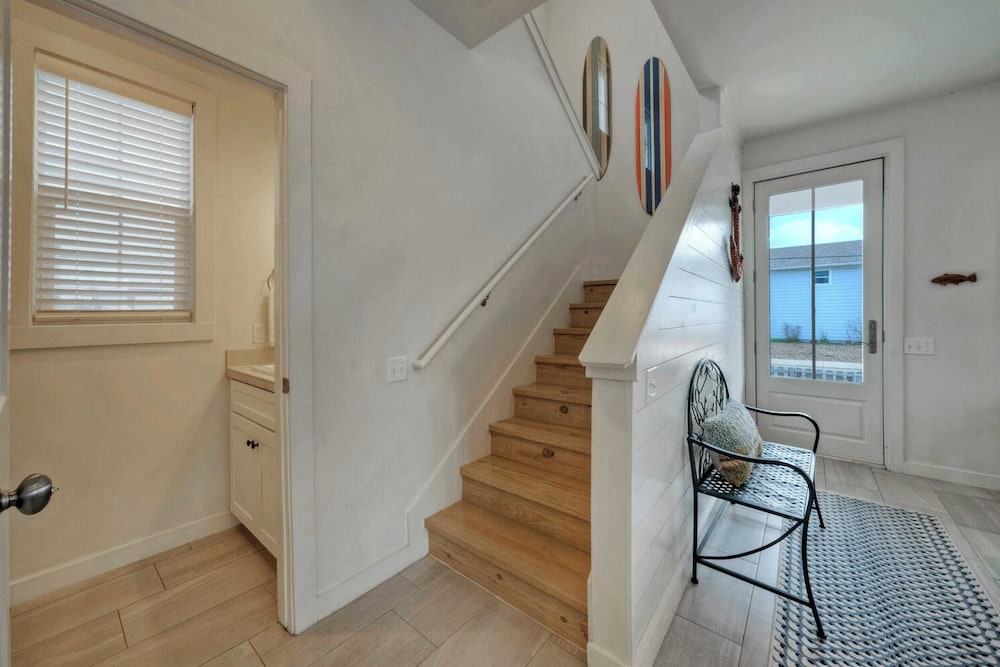 Sleeps 20 2 Homes in Mercer Village w/ Pool Heart of Old Town, Walkable
