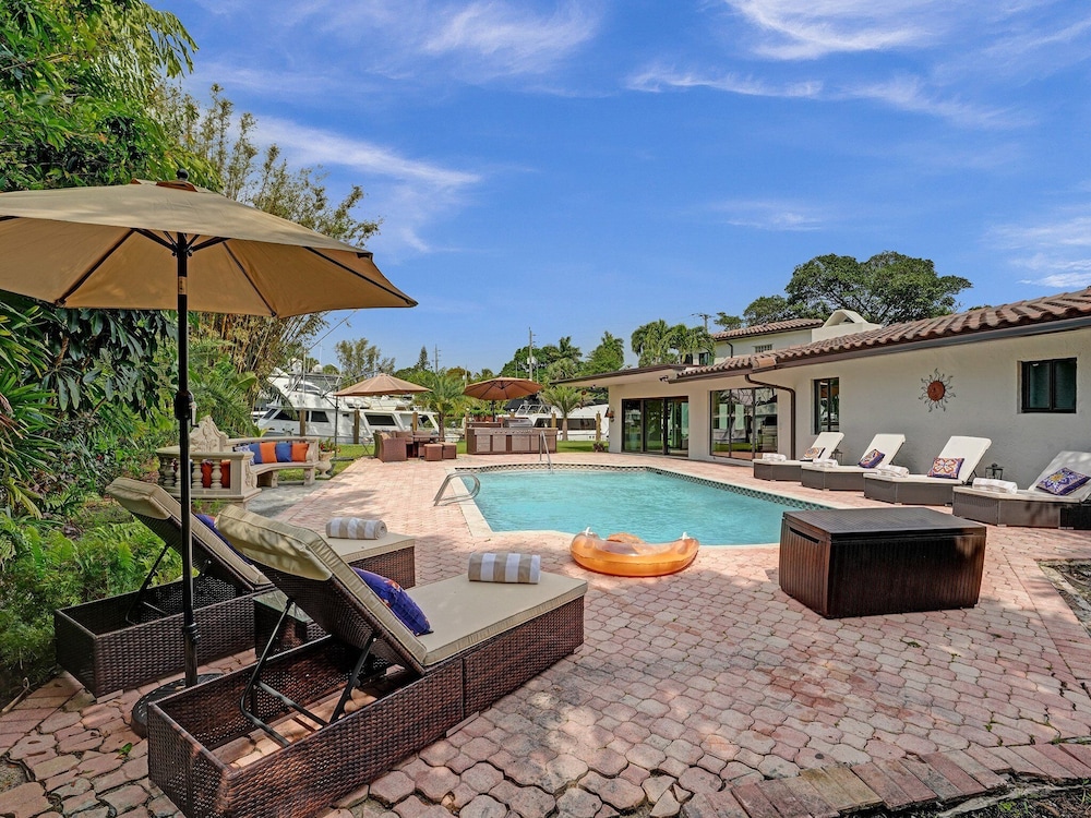 Villa Riverland With Heated Pool On The Water 5 Bedroom Villa