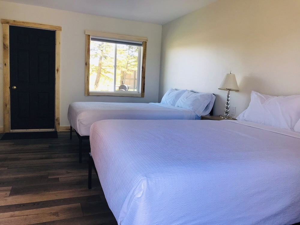 Smokey Hollow Motel & Resort