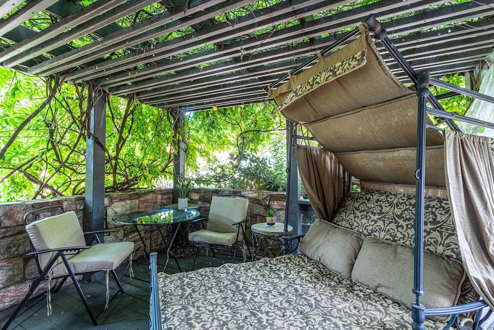 Outdoor Entertaining Space: Seonda Mtn-view Home view 3
