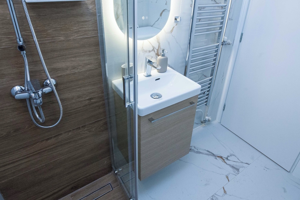 Fresh Modern 1 Bd Apt in Vibrant Patisia